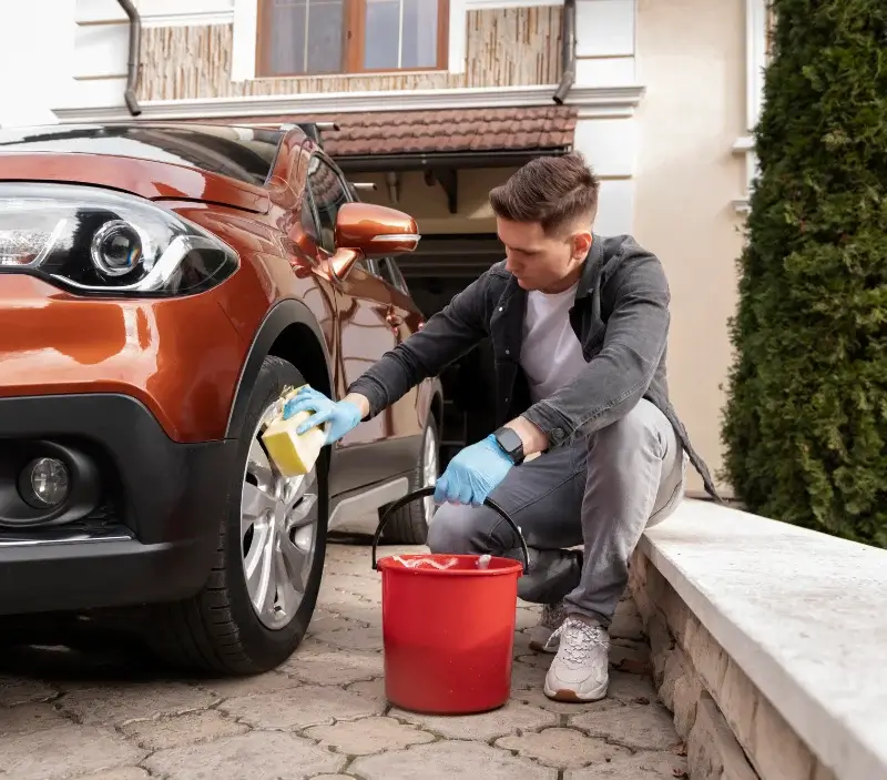 Lavage auto à domicile Sideville : professionnel intervenant sur un véhicule